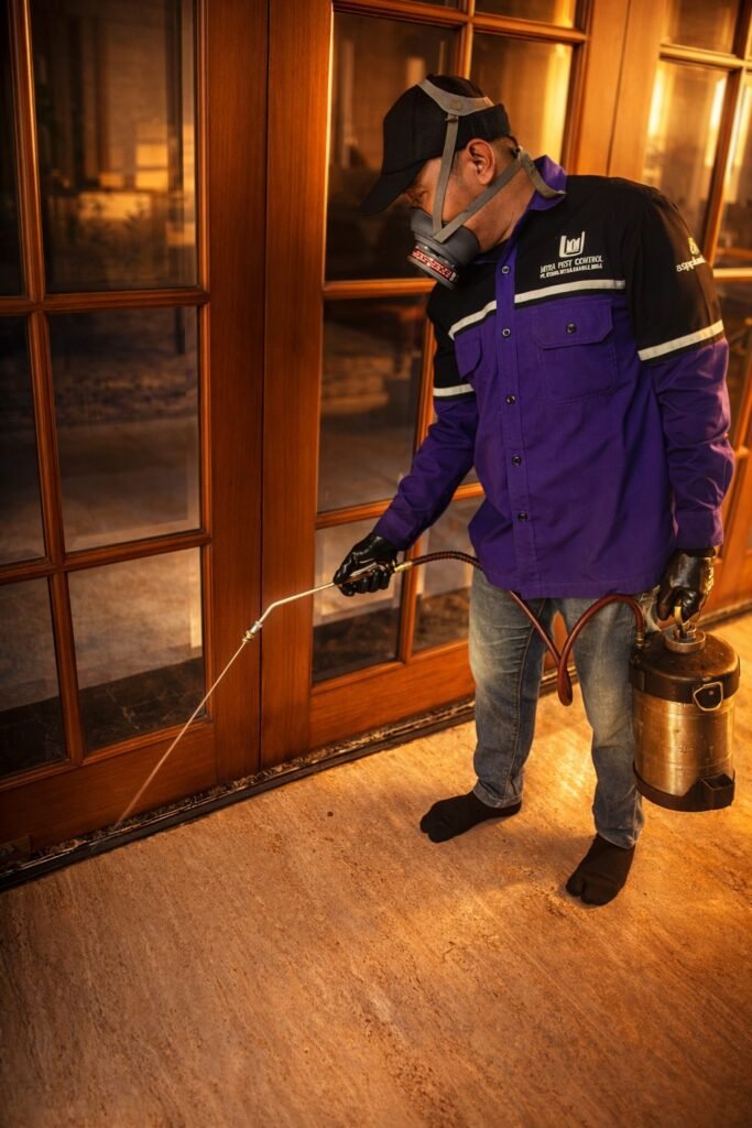 Jasa Pelayanan Pest Control metode Spraying